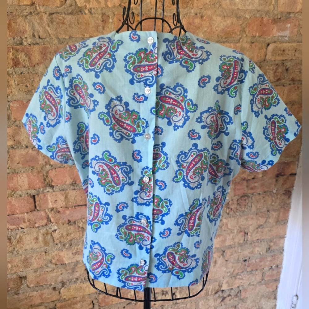💙 Vintage Laura Mae Blue Paisley Crop Top - Button Back